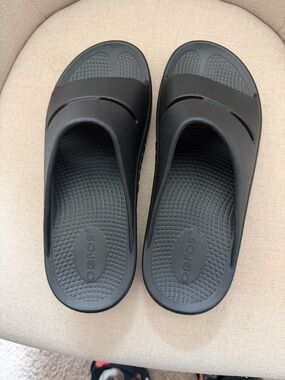 OOFOS Black Comfort Recovery Slides